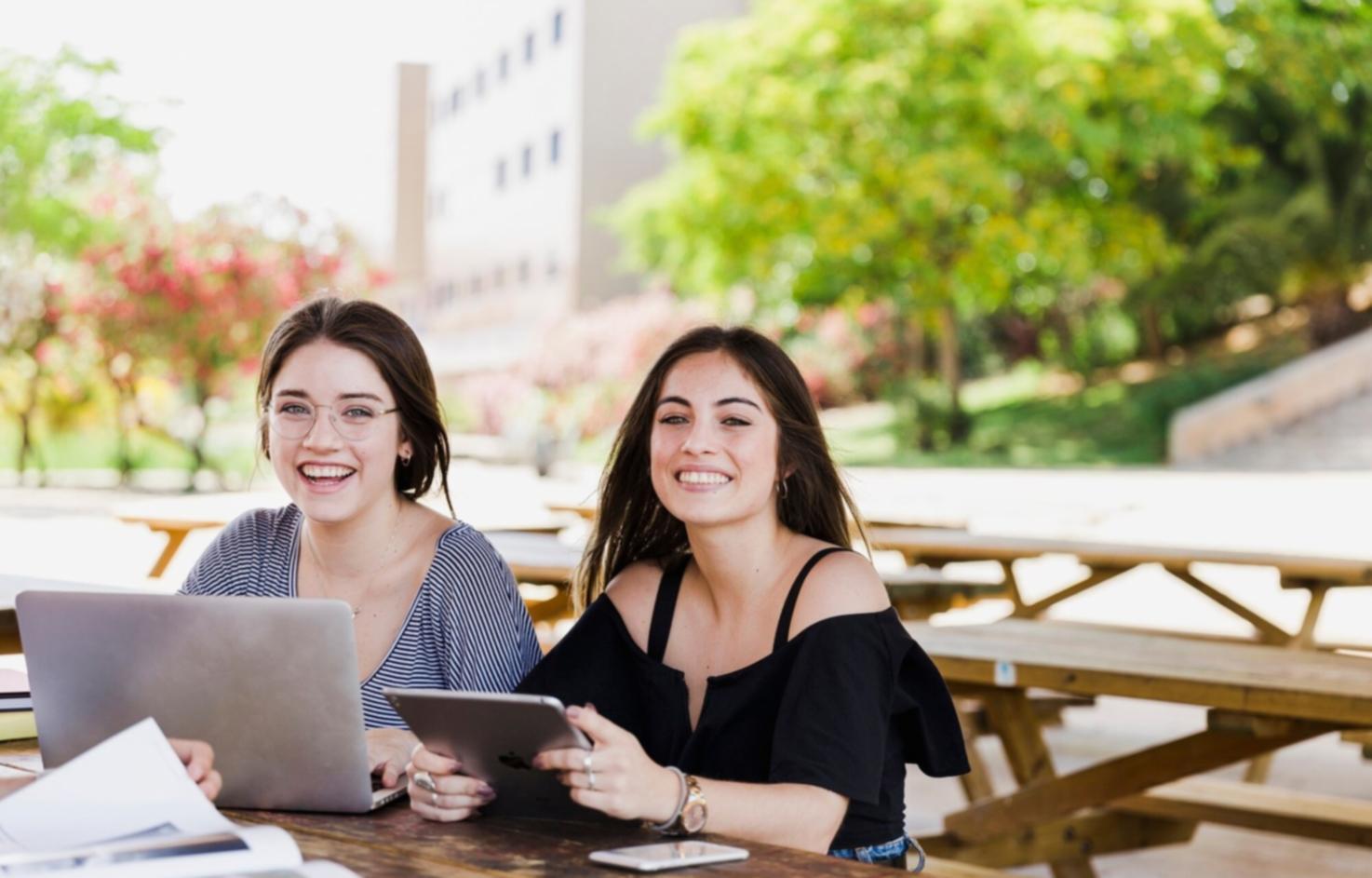 Équipe travaillant ensemble sur une stratégie de négociation