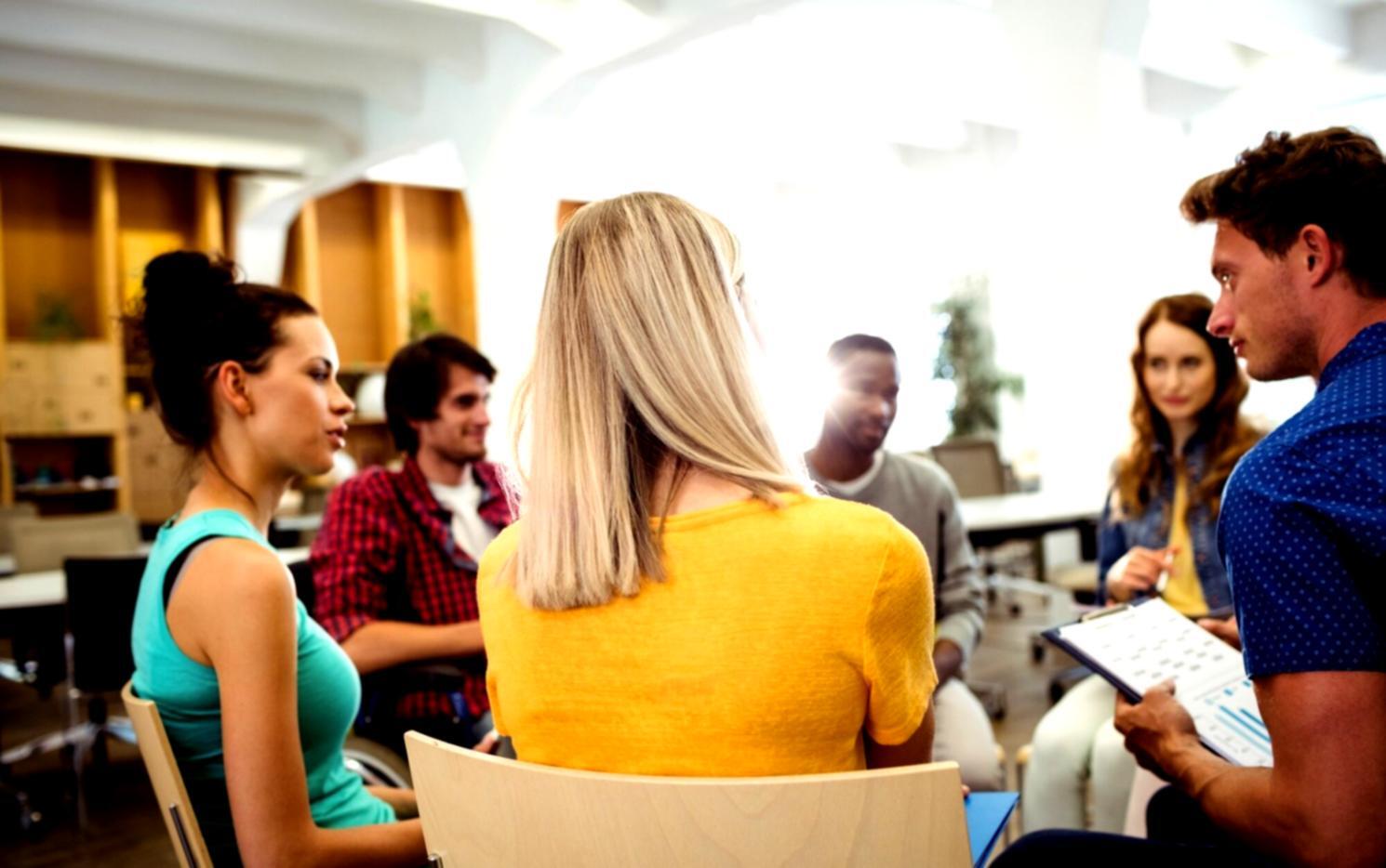 Atelier de stratégie commerciale avec documents de travail